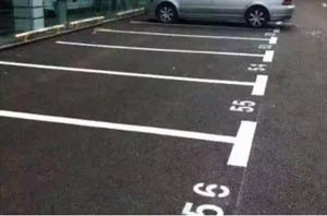 車子停在劃線的“停車位”上卻貼著違章停車罰單嗎？讓人不解？